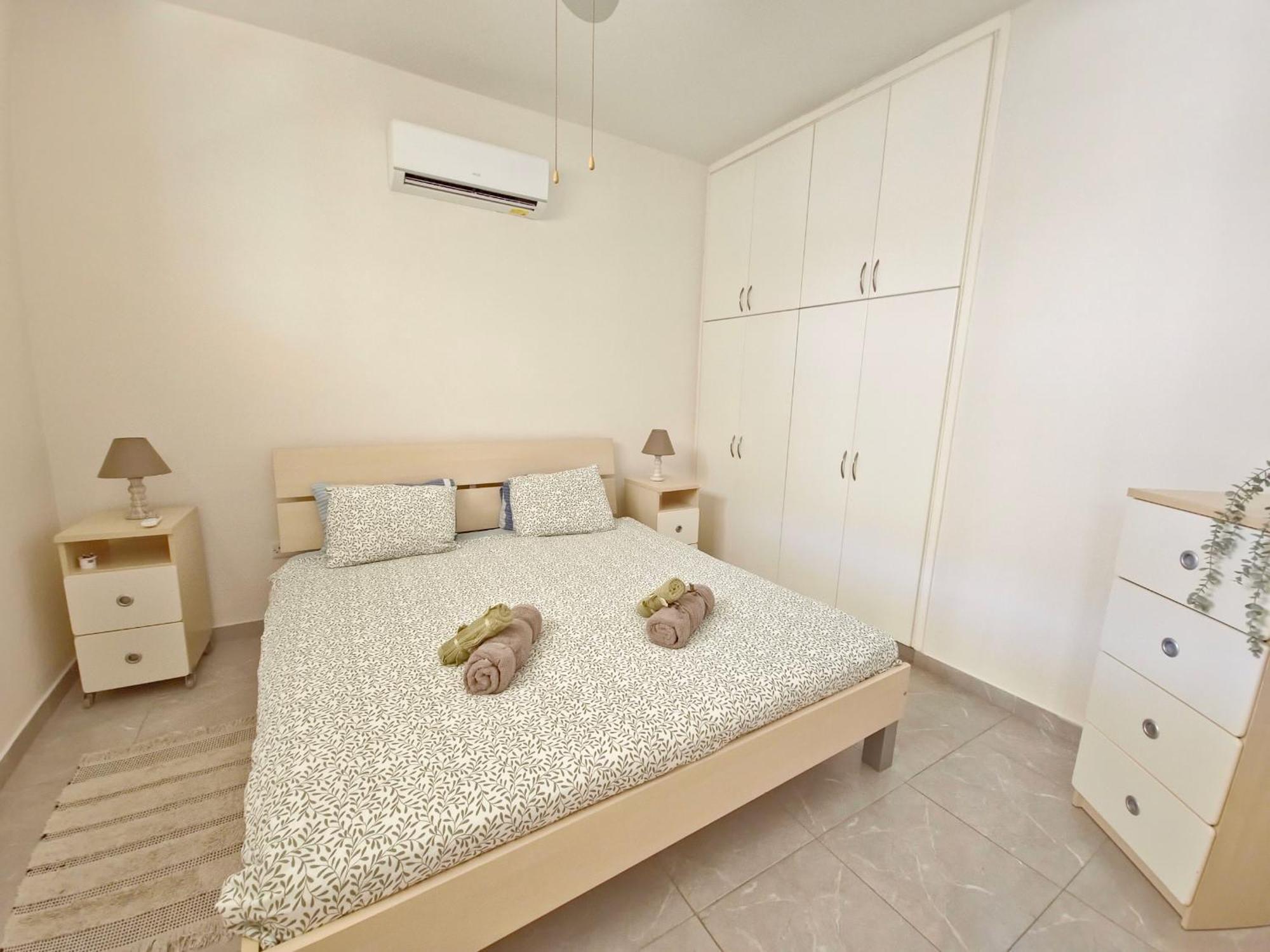 Queen Anna's Dream 1 Bedroom Апартаменти Пафос